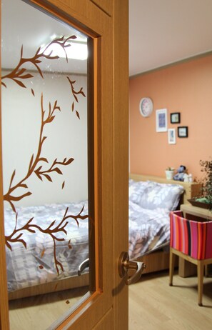 x | Skrivebord, strykejern/-brett og wi-fi (inkludert)