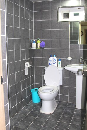 Familienzimmer | Badezimmer | Dusche, kostenlose Toilettenartikel, Haartrockner, Hausschuhe