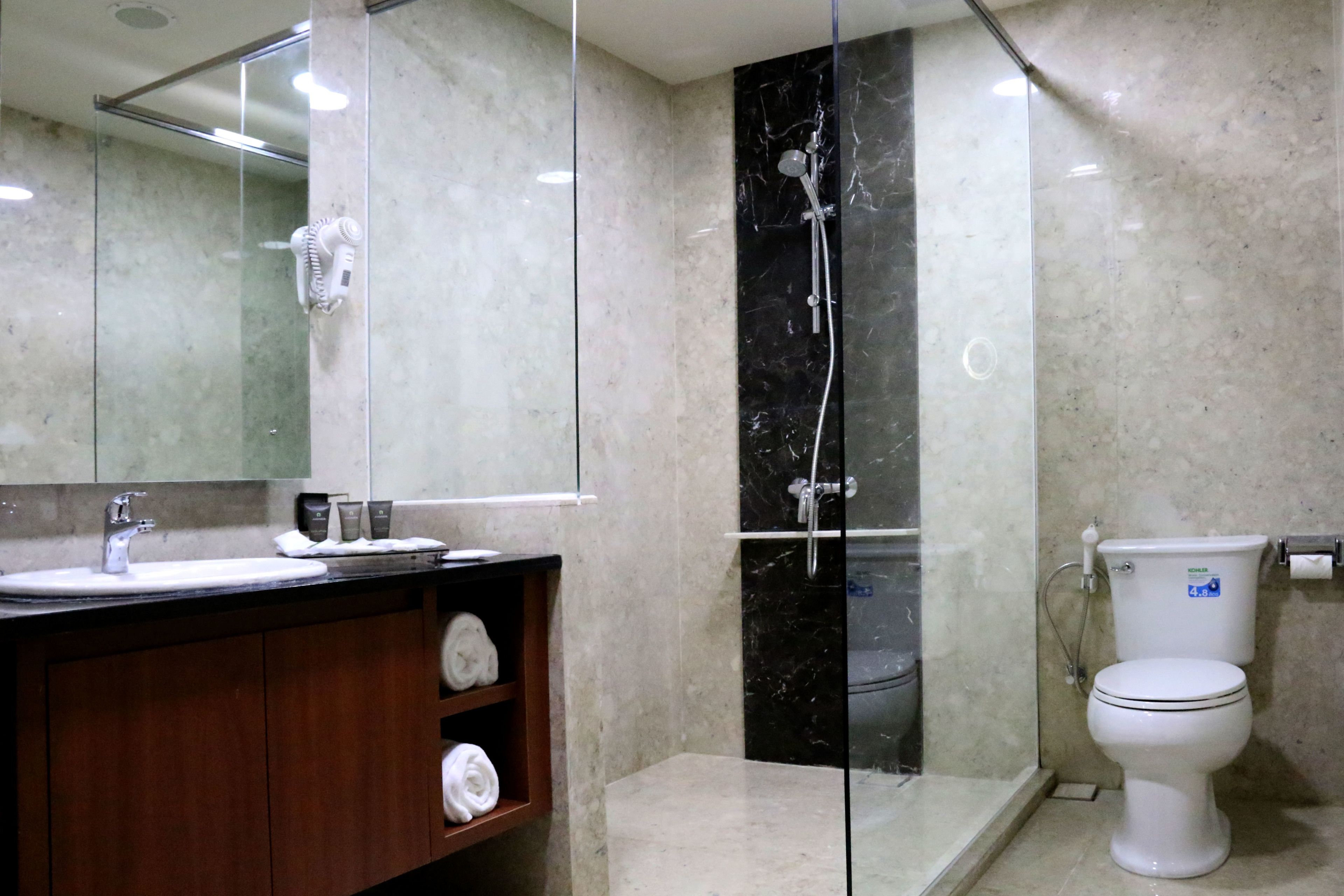 junior suite | bathroom | shower, free toiletries, hair dryer, slippers