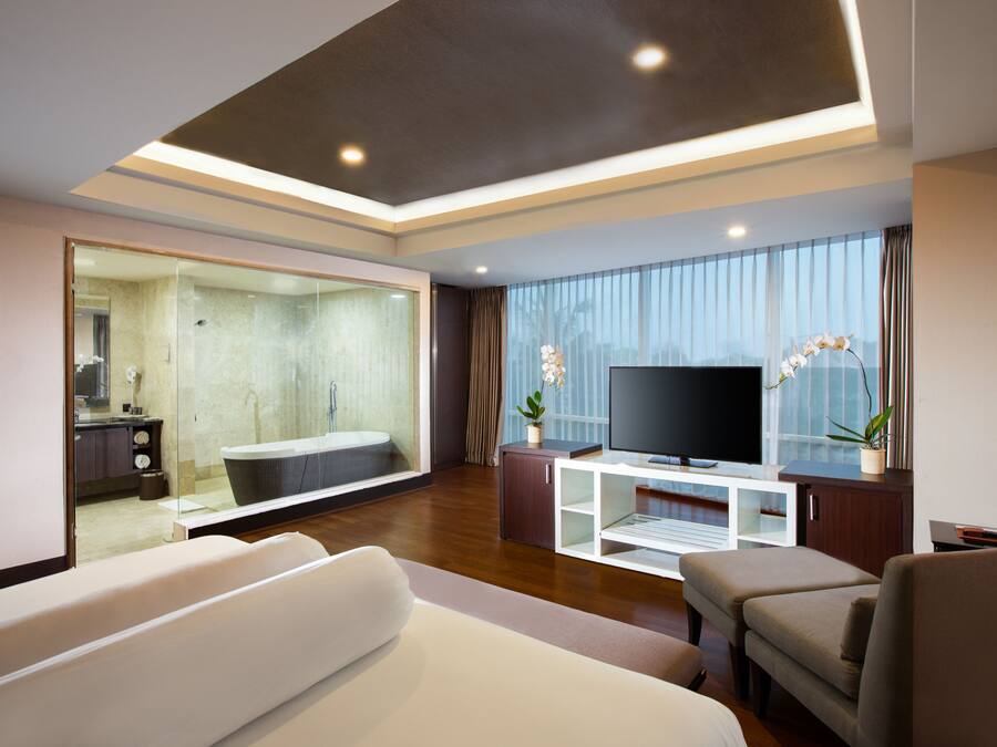 Suite Junior | Seprai premium, minibar gratis, brankas, dan meja kerja