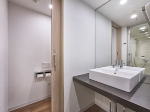Duschwanne, kostenlose Toilettenartikel, Haartrockner, Hausschuhe