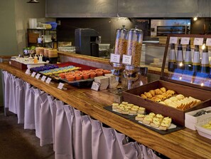 Daily buffet breakfast (JPY 1700 per person)