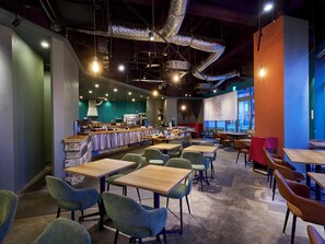 Daily buffet breakfast (JPY 1700 per person)