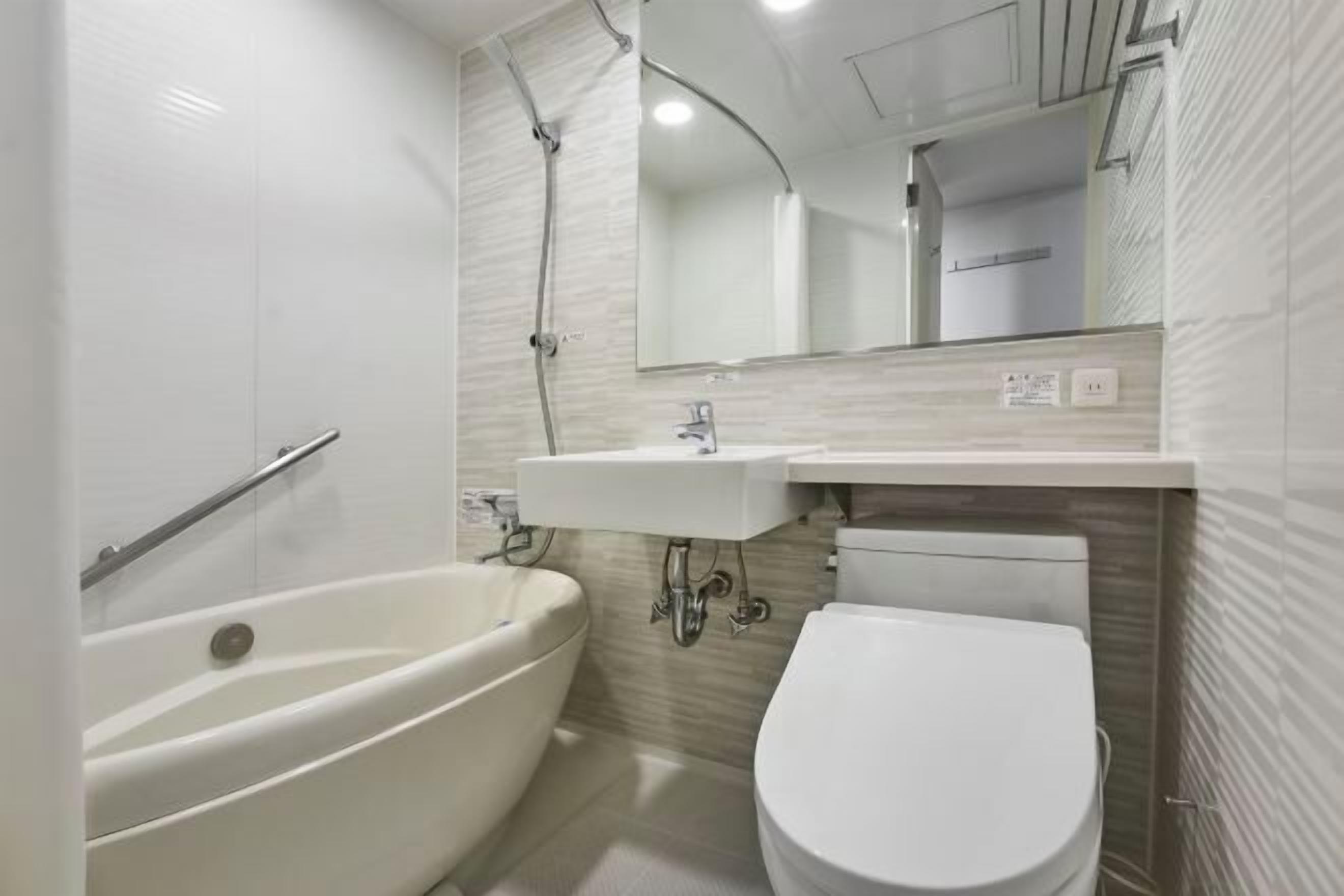 Chuveiro/banheira combinados, produtos de toalete grátis