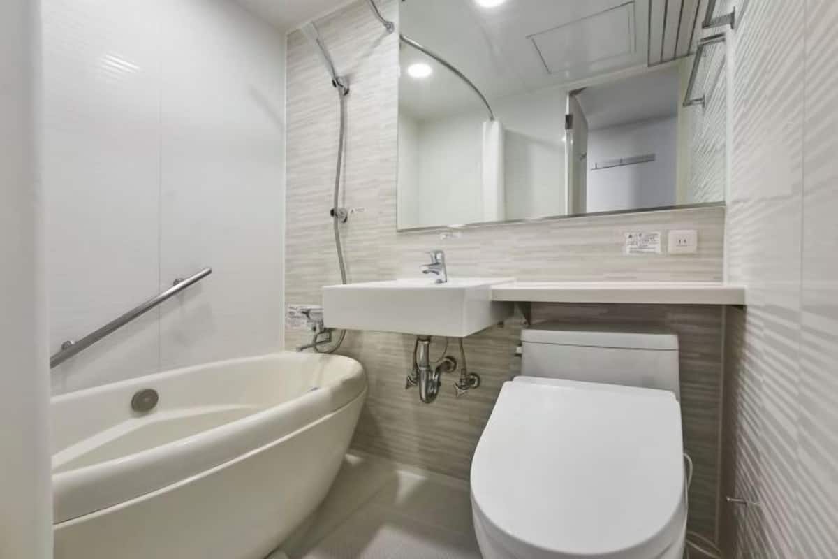 Chuveiro/banheira combinados, produtos de toalete grátis