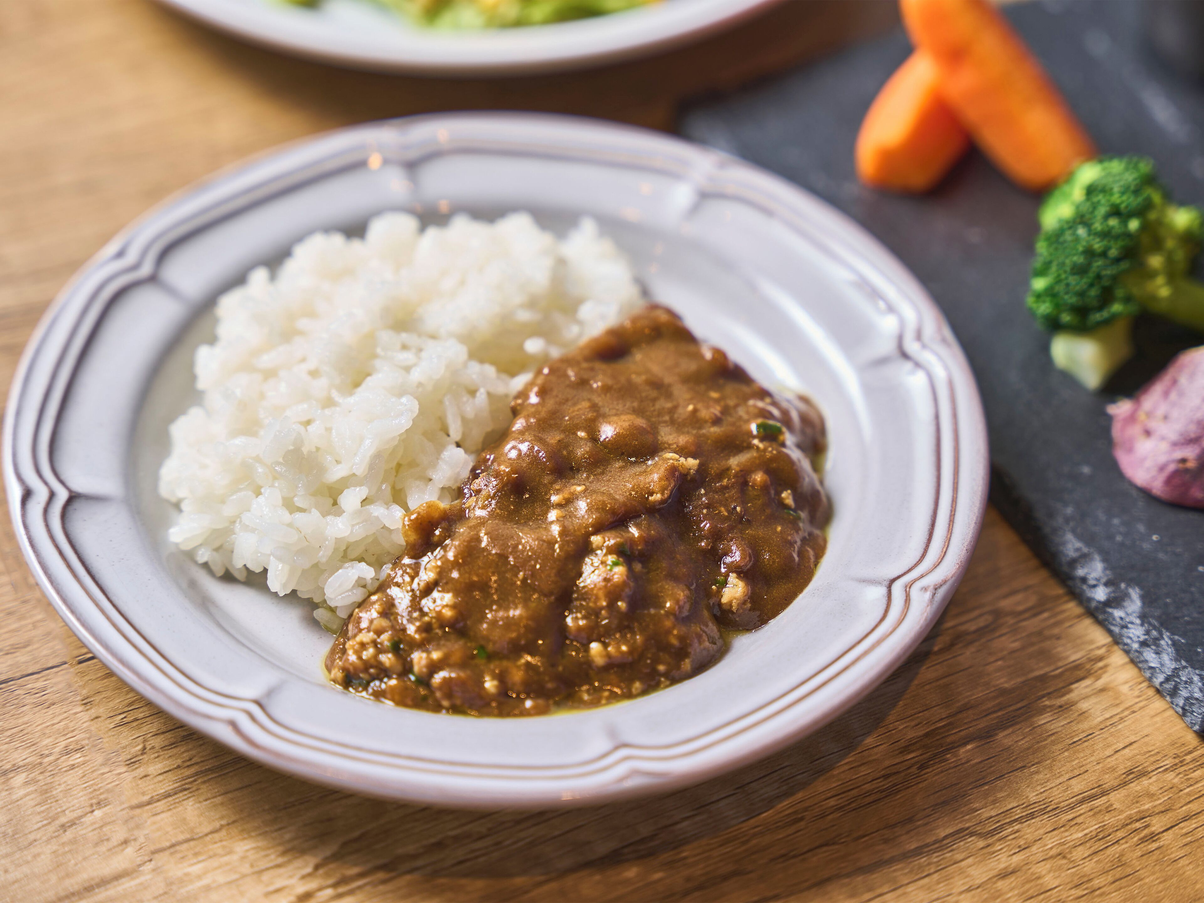 A plate of white rice and brown gravy.