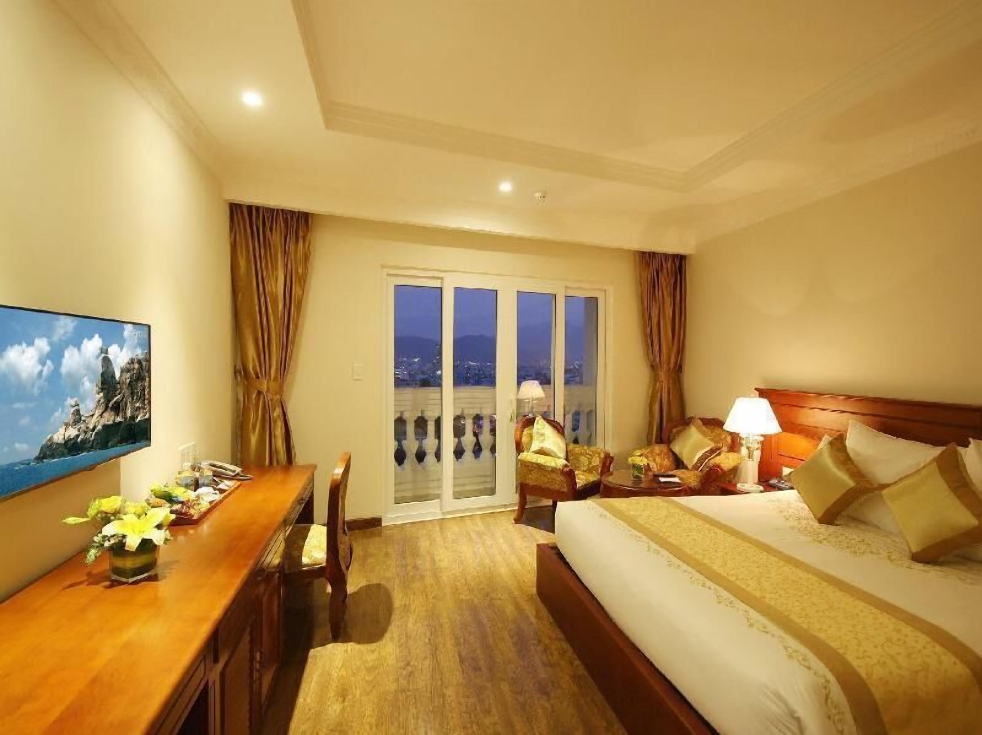 Premium bedding, minibar, in-room safe, desk