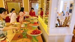 Een buffetopstelling met diverse gerechten en decoraties.