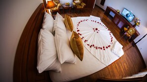 Deluxe-Doppelzimmer, Meerblick | Hochwertige Bettwaren, Minibar, Zimmersafe, Schreibtisch