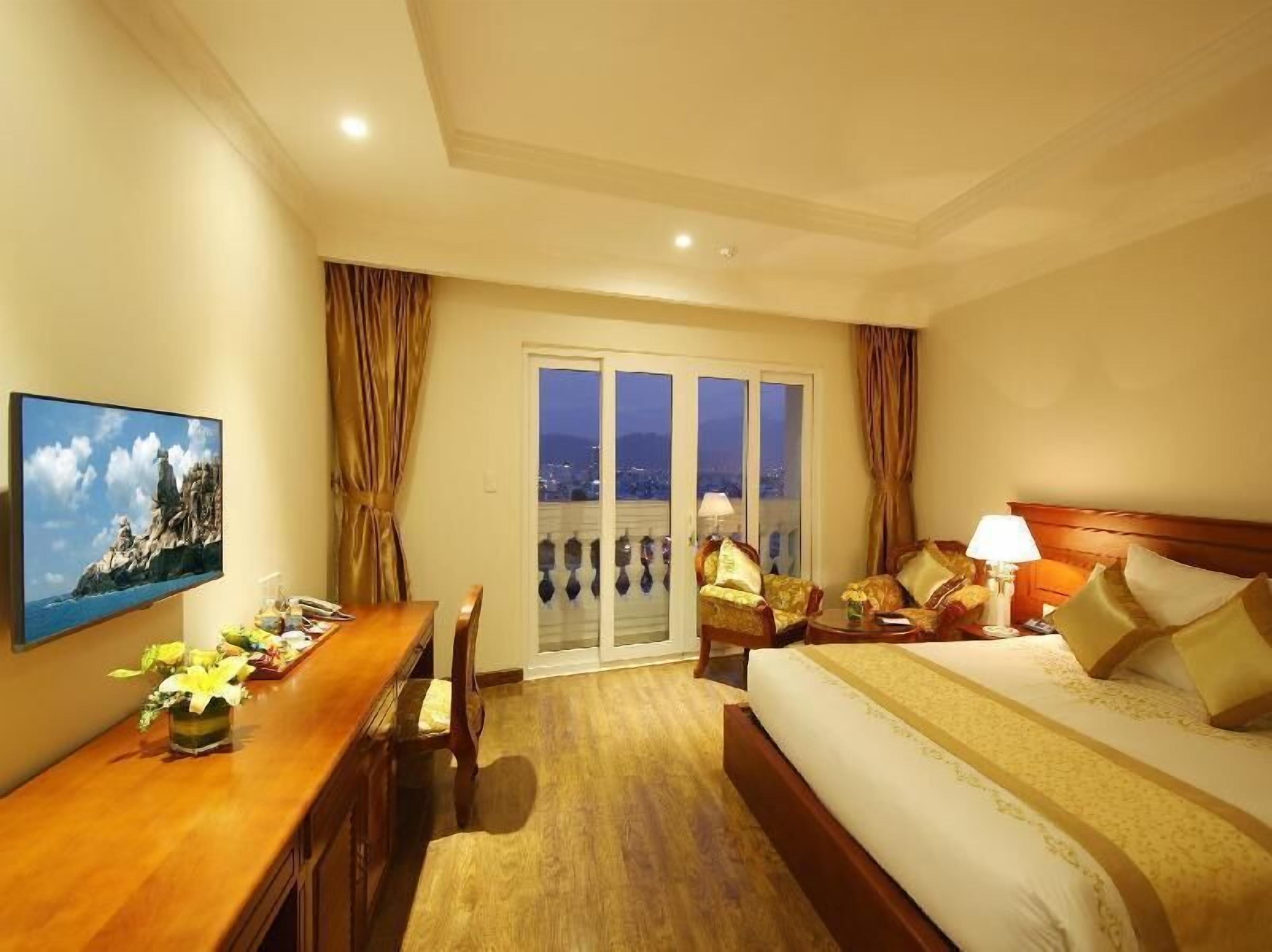 Premium bedding, minibar, in-room safe, desk