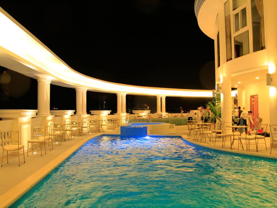 Una piscina al aire libre, una piscina en la azotea, sombrillas