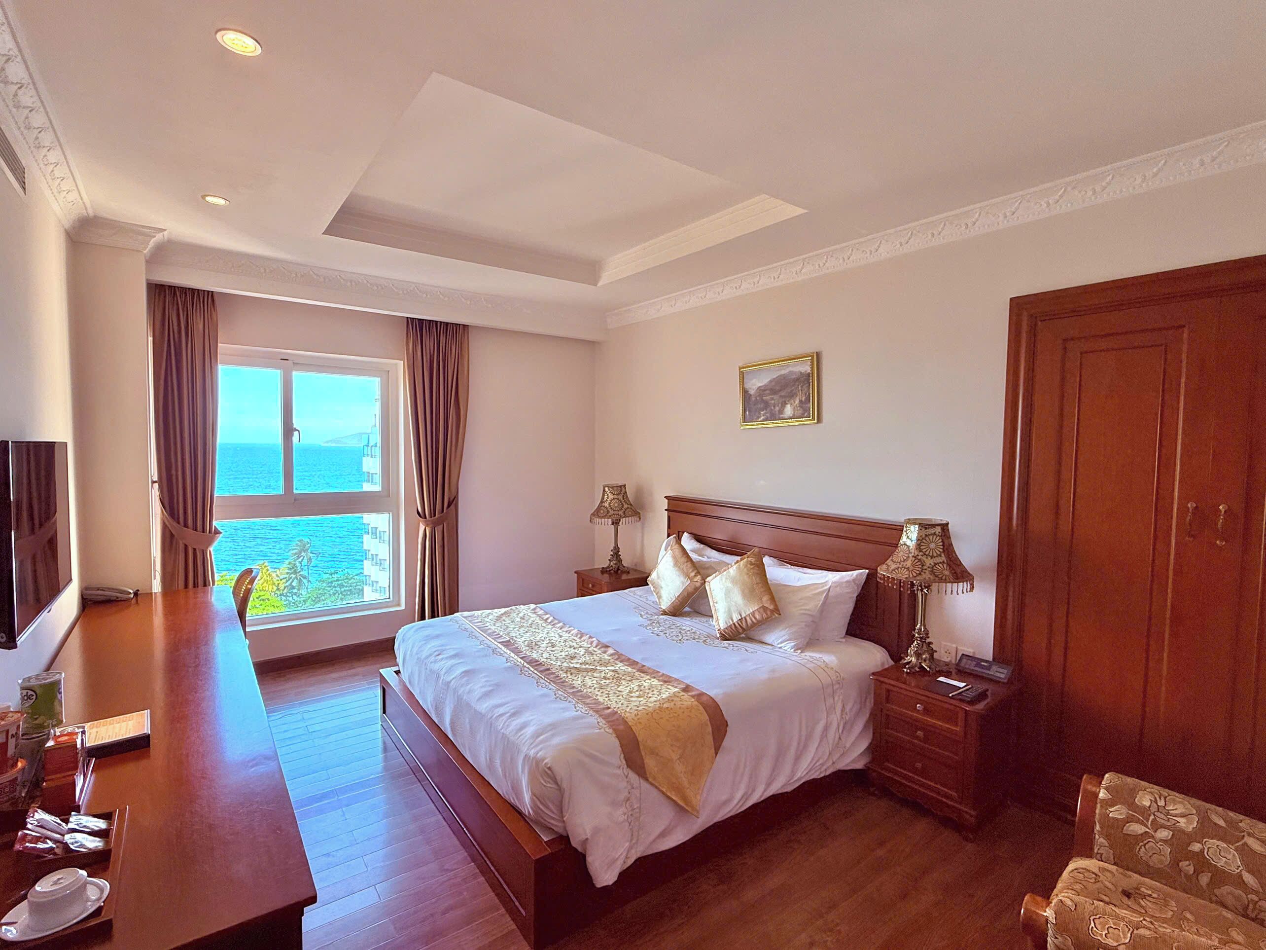 Superior tweepersoonskamer, uitzicht op zee | Luxe beddengoed, een minibar, een kluis op de kamer, een bureau