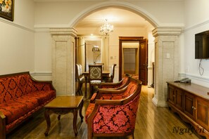 Suite (Palace) | Salle de séjour | Télévision à écran plat de 40 pouces avec chaînes par câble, télévision