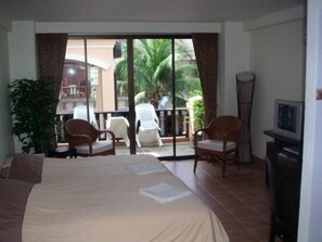 Tallelokero huoneessa, työpöytä, ilmainen Wi-Fi