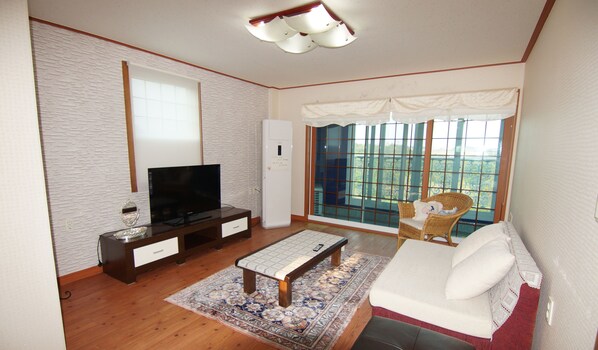 Kahden hengen superior-huone | Oleskelualue | LED-televisio