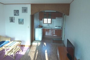 電冰箱、電熱水壺、電鍋、鍋具/餐盤/廚房用品