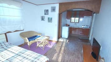 Cortinas blackout, wifi gratis y ropa de cama
