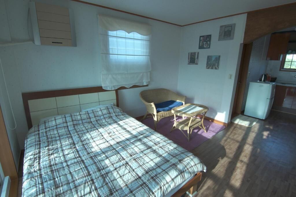Cortinas blackout, wifi gratis y ropa de cama 