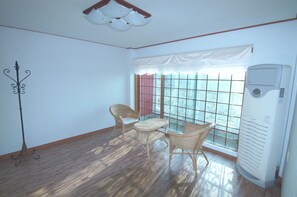 Cortinas blackout, wifi gratis y ropa de cama 