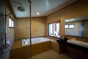 Villa (Sunset Beach Side) | Badezimmer | Duschwanne, Komfortbadewanne, Regendusche, kostenlose Toilettenartikel