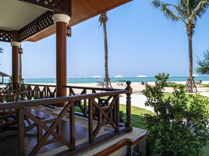 Villa (Sunset Beach Side) | Pantai | Di pantai, pasir putih, kerusi lepak pantai, payung