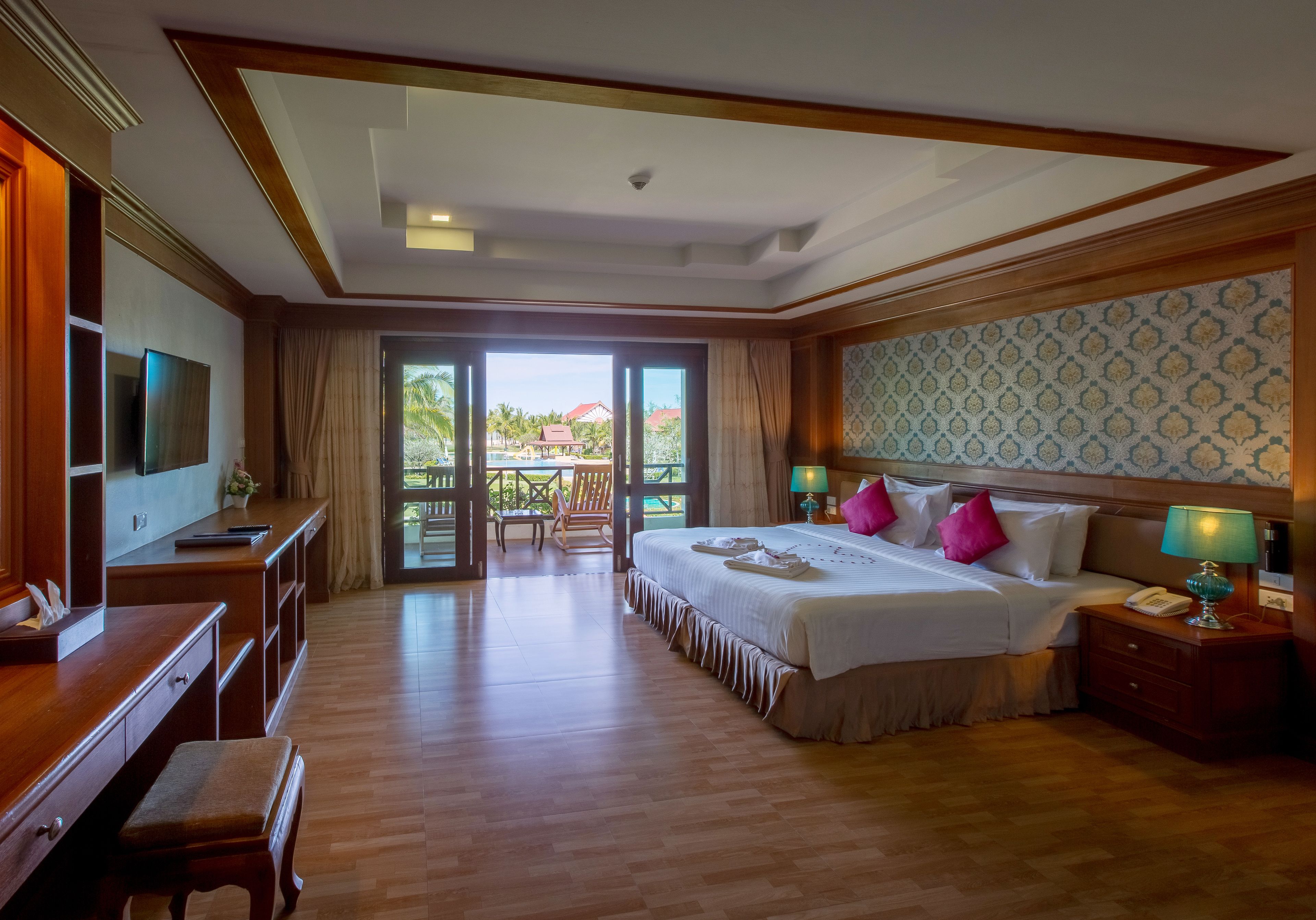 deluxe room | 1 bedroom, premium bedding, tempur-pedic beds, minibar