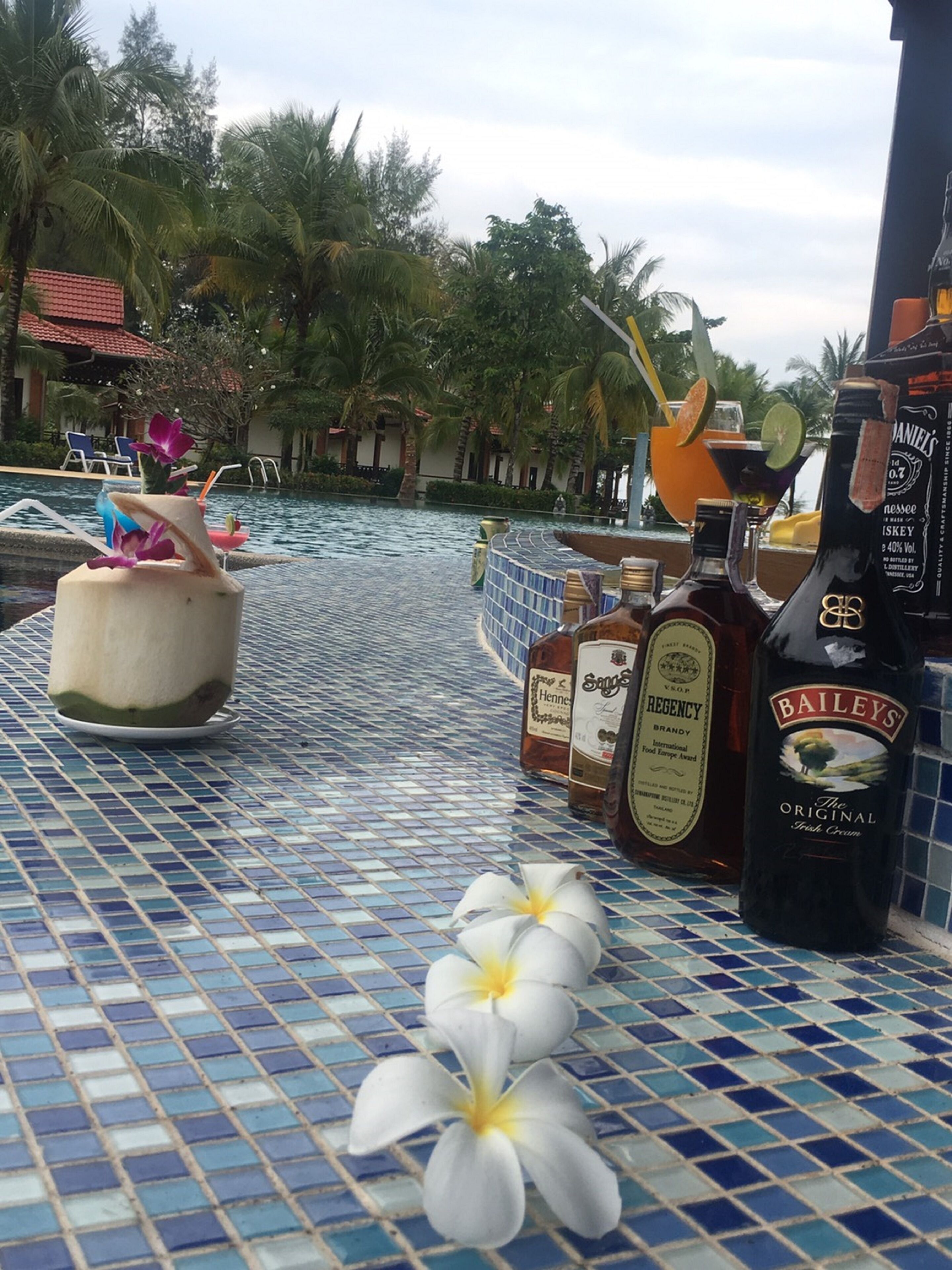 Quầy bar bên hồ bơi