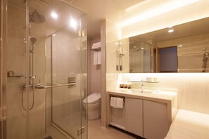 Family Suite (xx) | Bathroom | Free toiletries, hair dryer, bathrobes, slippers
