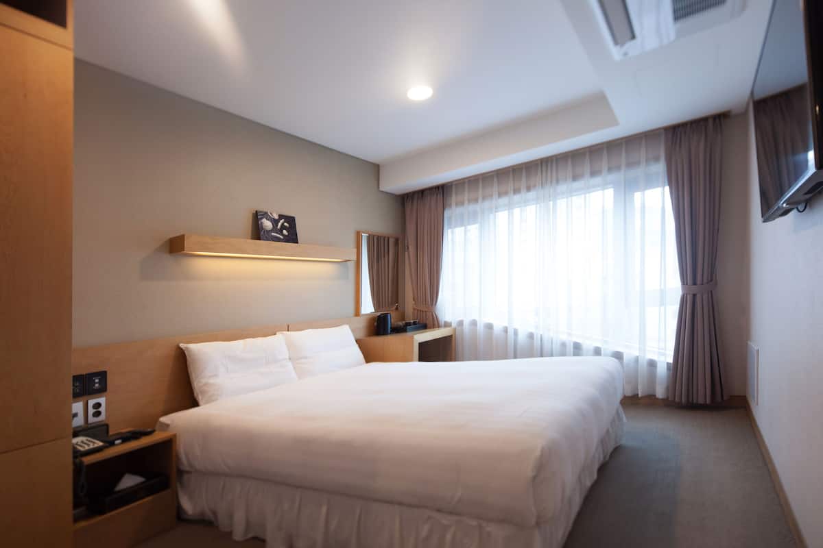 Deluxe Double Room | In-room safe, desk, blackout drapes, iron/ironing board