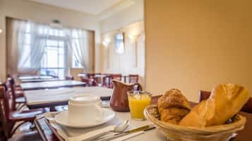 Desayuno continental todos los días (EUR 9.5 por persona)