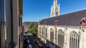 A view of a church with a tall spire and a street in front. - Hotel Saint Maurice (Lille)