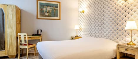 Habitación doble Confort | Ropa de cama de alta calidad, escritorio y cortinas blackout