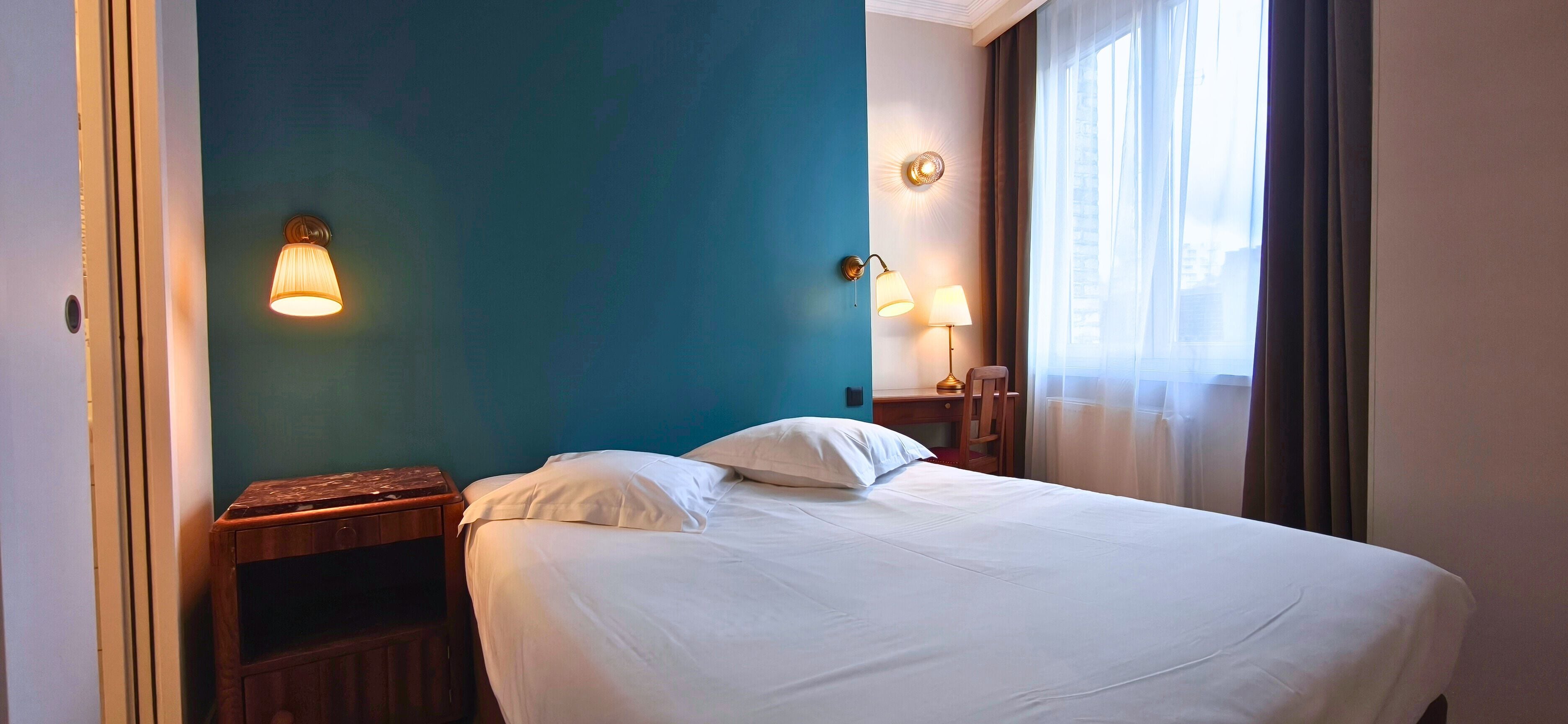 Chambre Standard double | Literie de qualité, bureau, rideaux d’obscurcissement