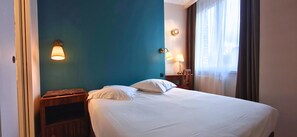 Habitació doble estàndard | Roba de llit d'alta qualitat, escriptori i cortines opaques 