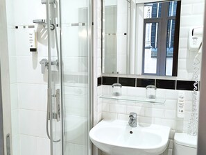 Standard Double Room | Bathroom | Free toiletries, hair dryer, towels - Hotel Saint Maurice (Lille)