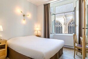 Habitació doble Comfort | Roba de llit d'alta qualitat, escriptori i cortines opaques 