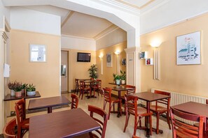 Frokostbuffé hver dag (EUR 10 per person)