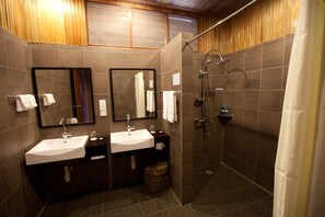 Shower, free toiletries, hair dryer, towels - Pom Pom Island Resort (Pom Pom Island)