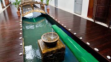 Couples treatment room(s), steam room, hydrotherapy, aromatherapy