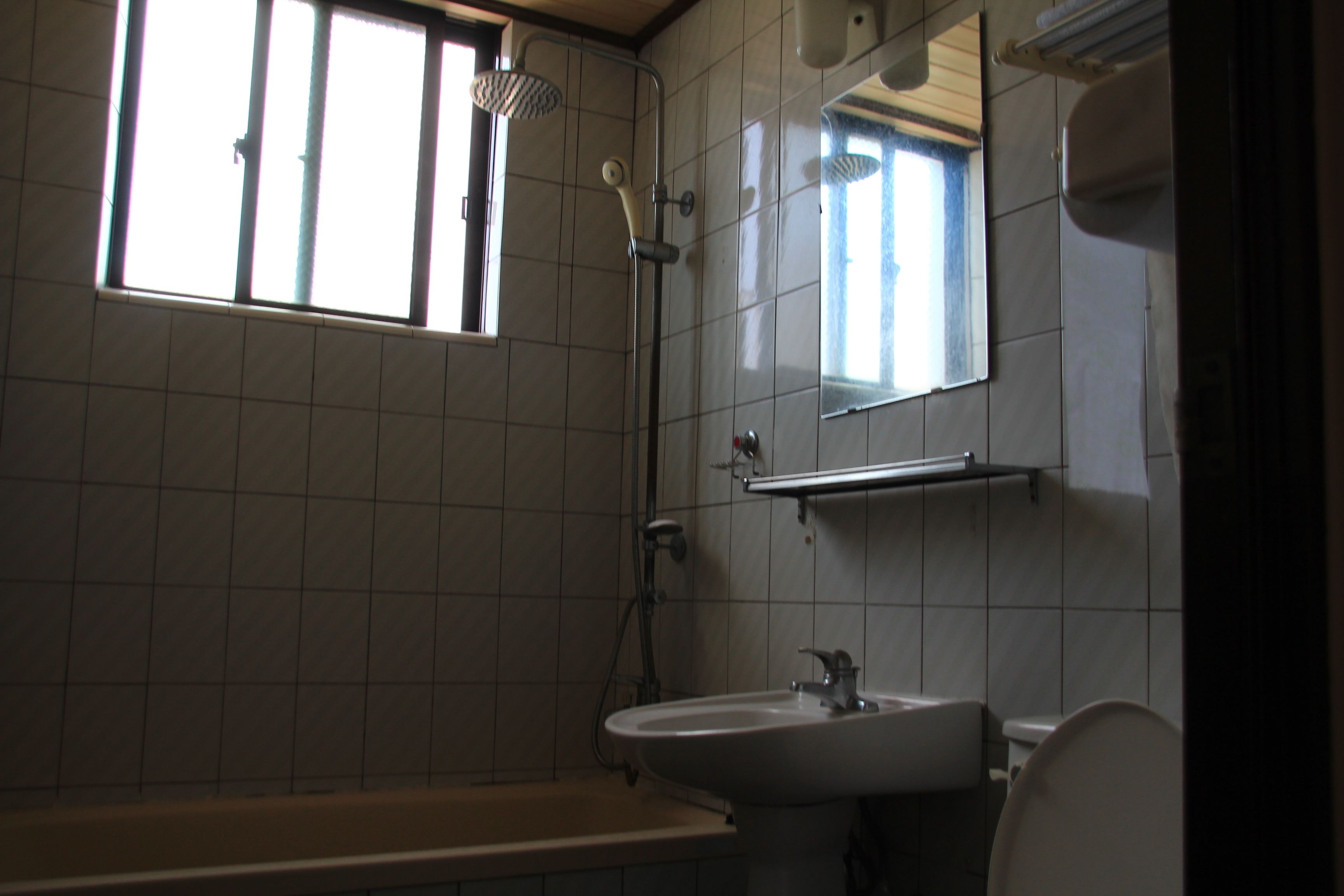 Combined shower/tub, deep soaking tub, free toiletries, hair dryer