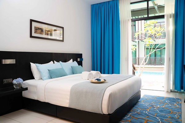 Kamar Double Eksekutif, 1 Tempat Tidur King, pemandangan kolam renang | Minibar, brankas, meja kerja, dan tirai kedap cahaya