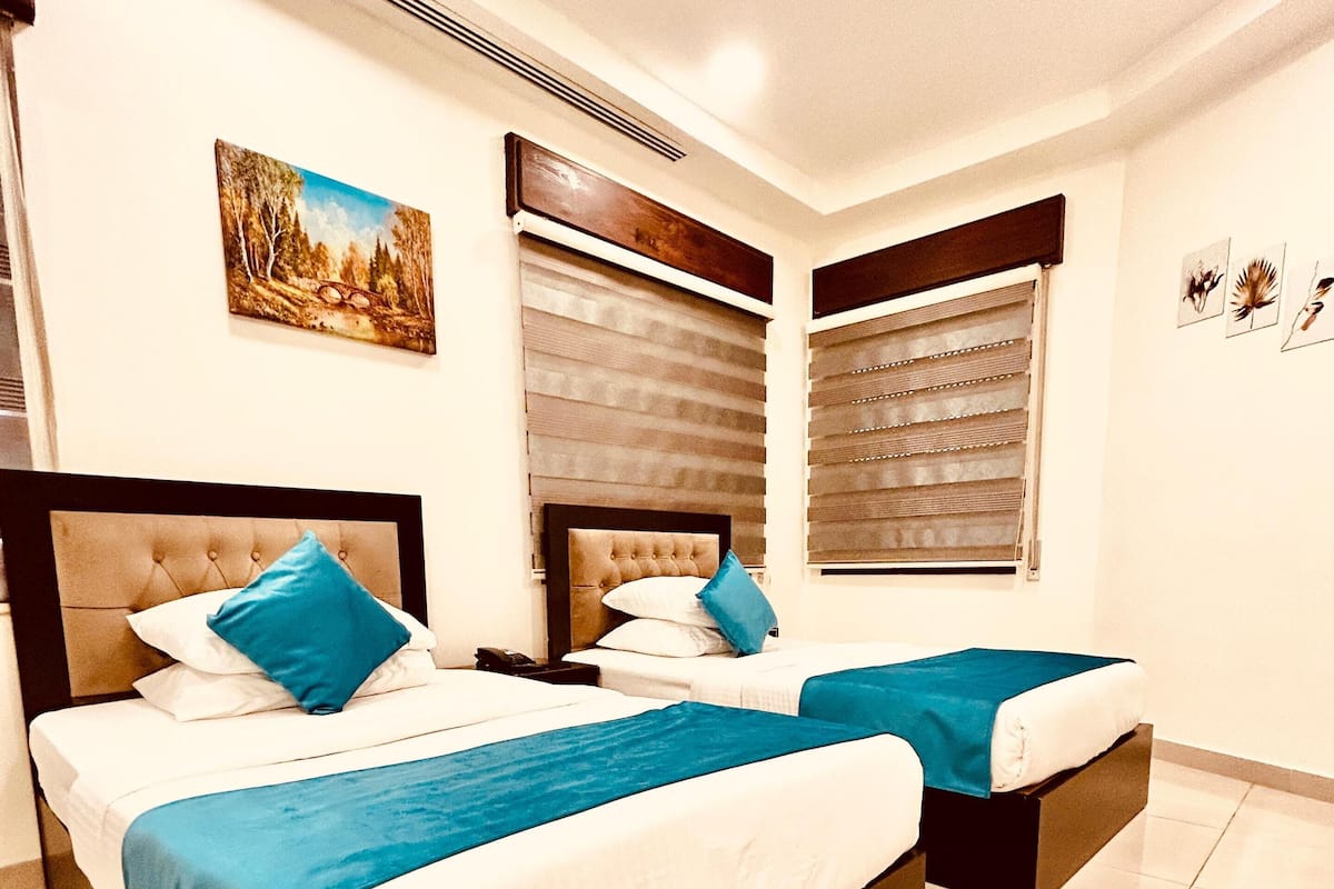 Deluxe Twin Room, 2 Katil Bujang (Single), City View | 1 bilik tidur, peralatan tempat tidur hipoalergenik, meja, kalis bunyi