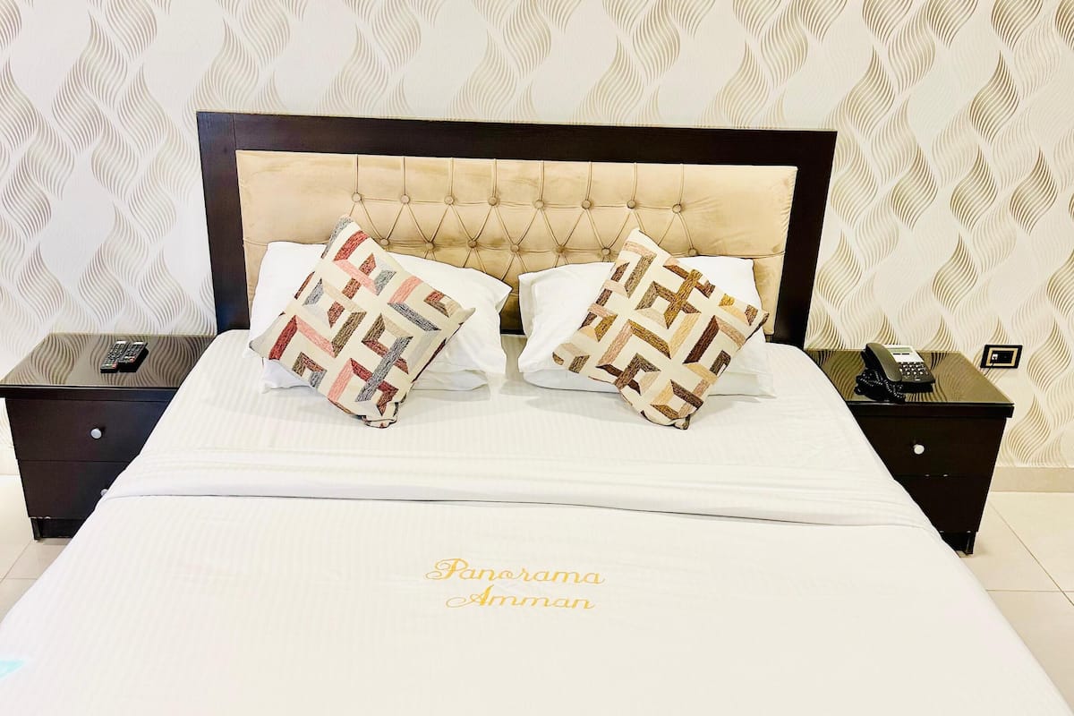 1 bedroom, hypo-allergenic bedding, desk, soundproofing