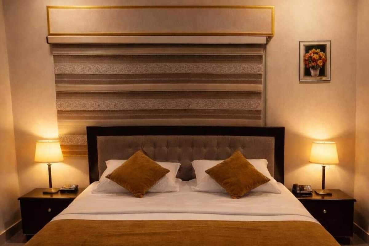 Ropa de cama hipoalergénica, escritorio y sistema de insonorización