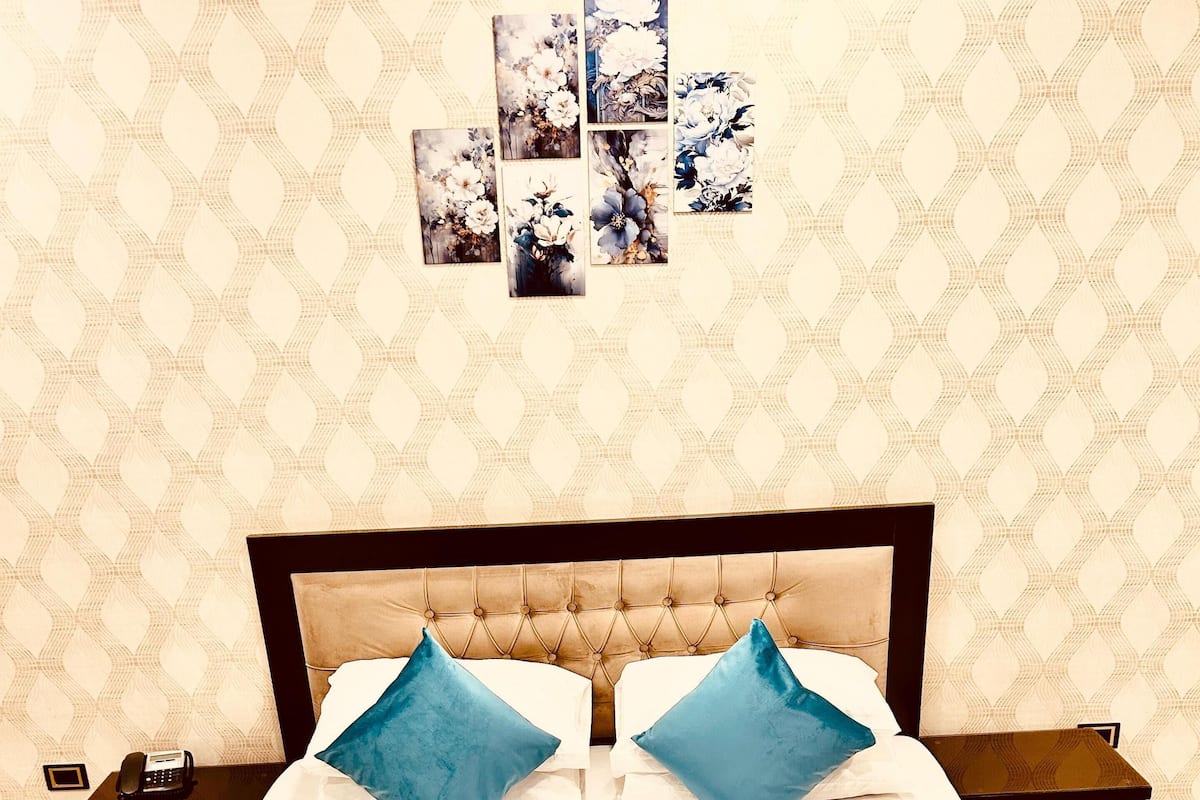 1 bilik tidur, peralatan tempat tidur hipoalergenik, meja, kalis bunyi