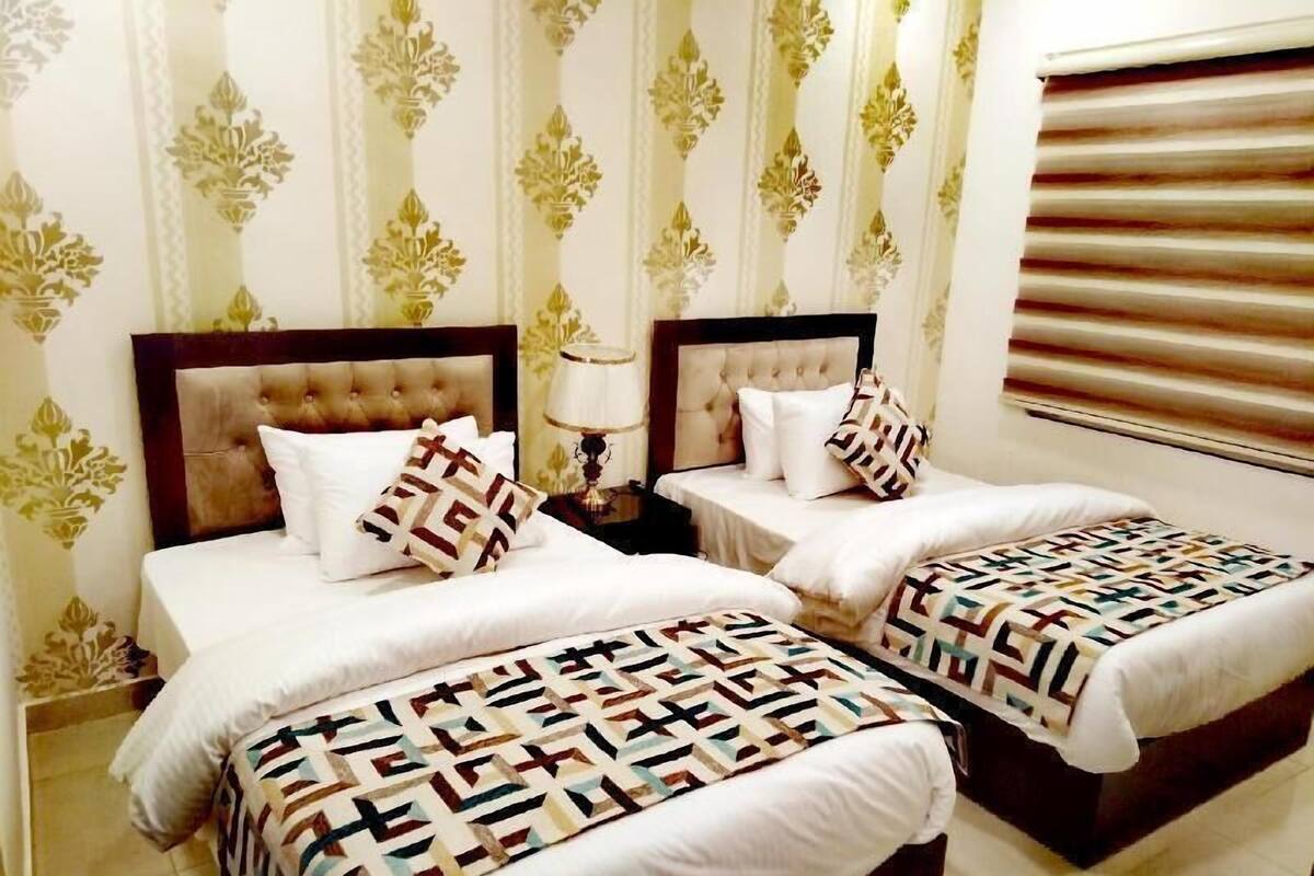 Hypo-allergenic bedding available, desk, soundproofing, WiFi (free)