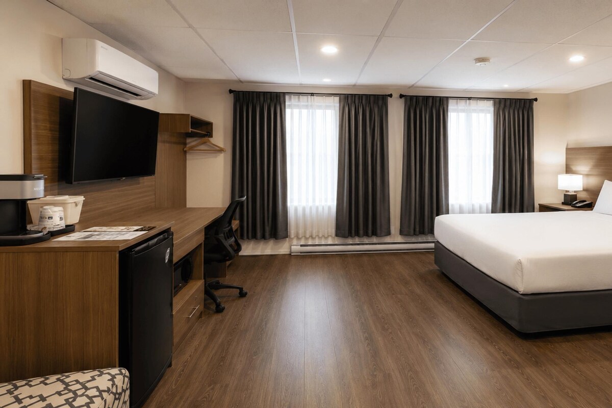 Standard Room, 1 King Bed, Accessible, Kitchenette | Hypo-allergenic bedding, desk, laptop workspace, blackout curtains