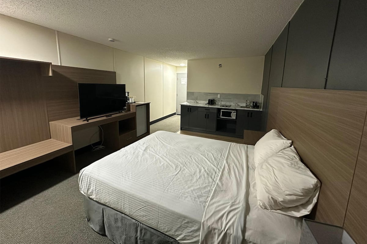 Standard Room, 1 Queen Bed, Non Smoking, Kitchenette