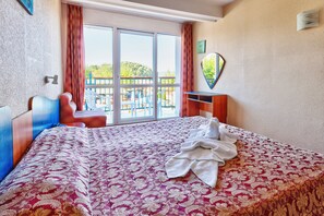 Deluxe vierpersoonskamer | Een strijkplank/strijkijzer, gratis babybedden, wifi (toeslag)