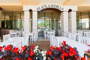 供应早餐、午餐和晚餐，国际美食